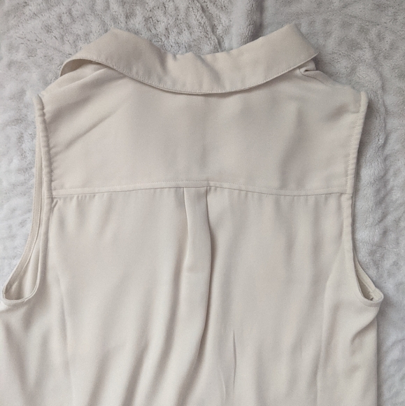 High-Low Buttoned Down Blouse - Picture 4 of 4